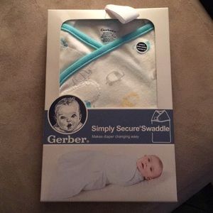 NWT Gerber simply secure swaddle NB 7-14lbs
